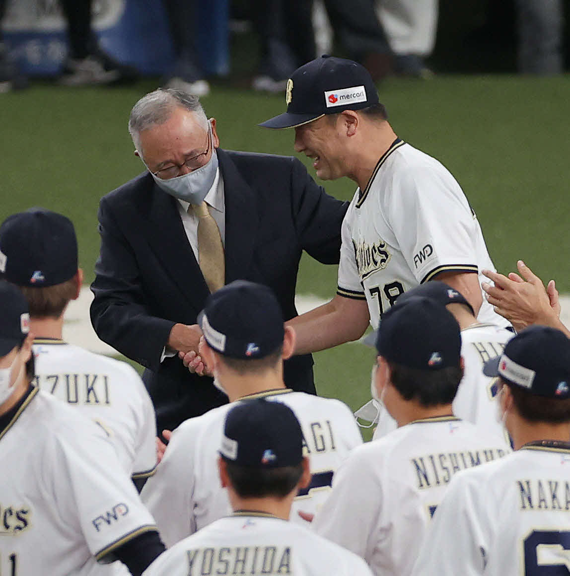 リーグ優勝を決め握手を交わすオリックス宮内オーナー（左）と中嶋監督（撮影・前田充）