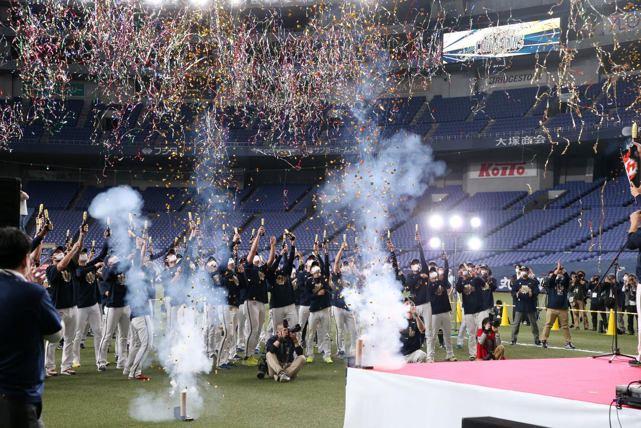 優勝祝勝会でクラッカーを鳴らすオリックスナイン（撮影・加藤哉）