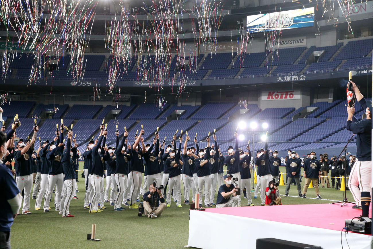 優勝祝勝会でクラッカーを鳴らすオリックスナイン（撮影・加藤哉）