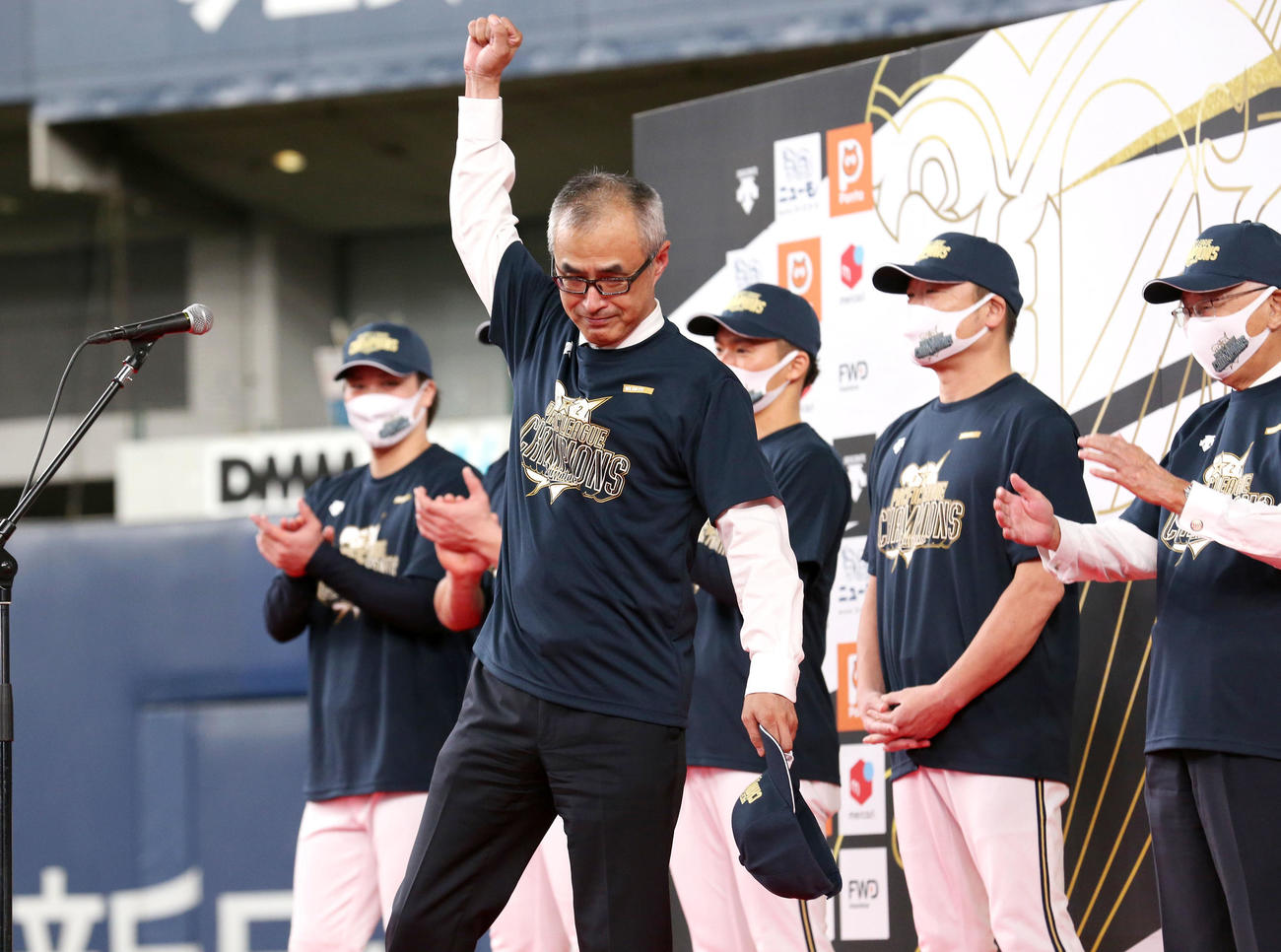 オリックス湊代表取締役社長（手前）は祝勝会でガッツポーズ（撮影・上山淳一）