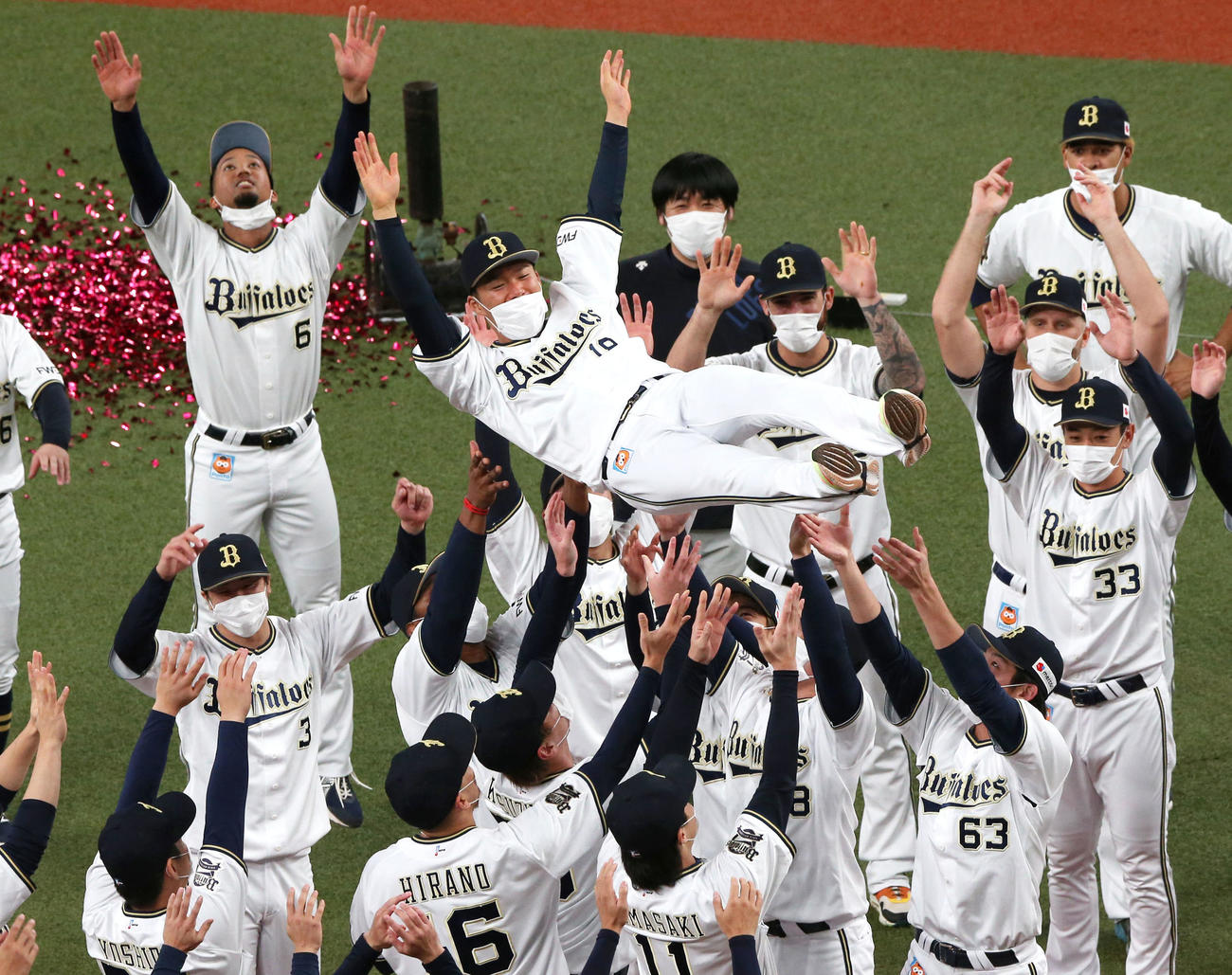 パ・リーグ優勝を決め、ナインから胴上げされるオリックス山本（撮影・上山淳一）