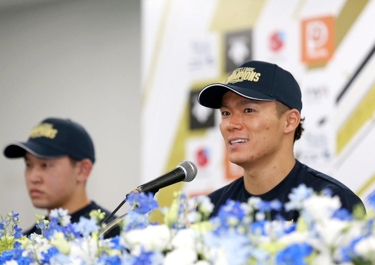 会見で笑顔を見せるオリックス山本。左は宮城（撮影・上山淳一）