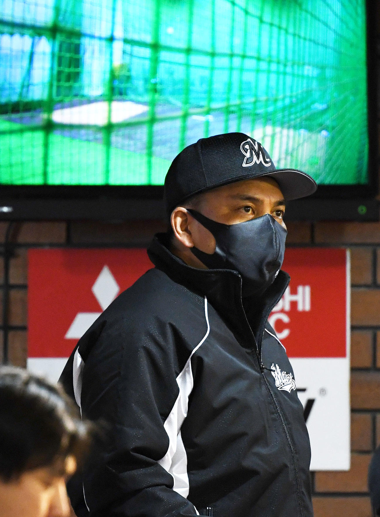楽天対ロッテ　試合を見つめるロッテ井口監督（撮影・横山健太）
