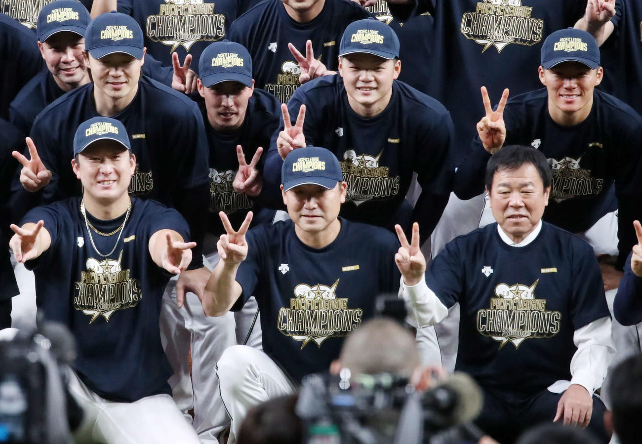 記念写真撮影でVサインするオリックス中嶋監督（前列中央）ら。前列左は杉本、同右は福良GM、後列右は山本（撮影・加藤哉）