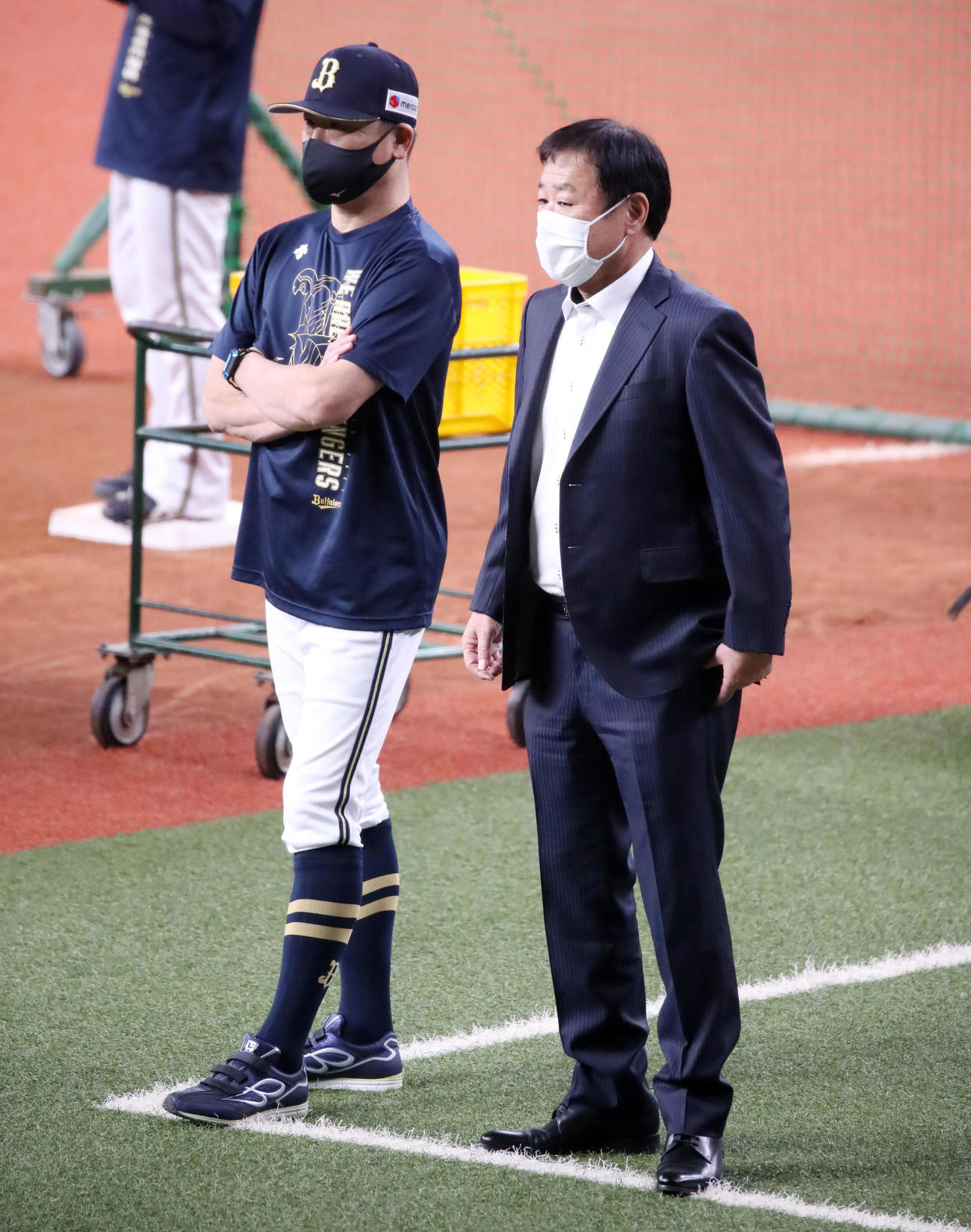 10月20日　楽天戦の試合前に中嶋監督と話す福良GM（右）