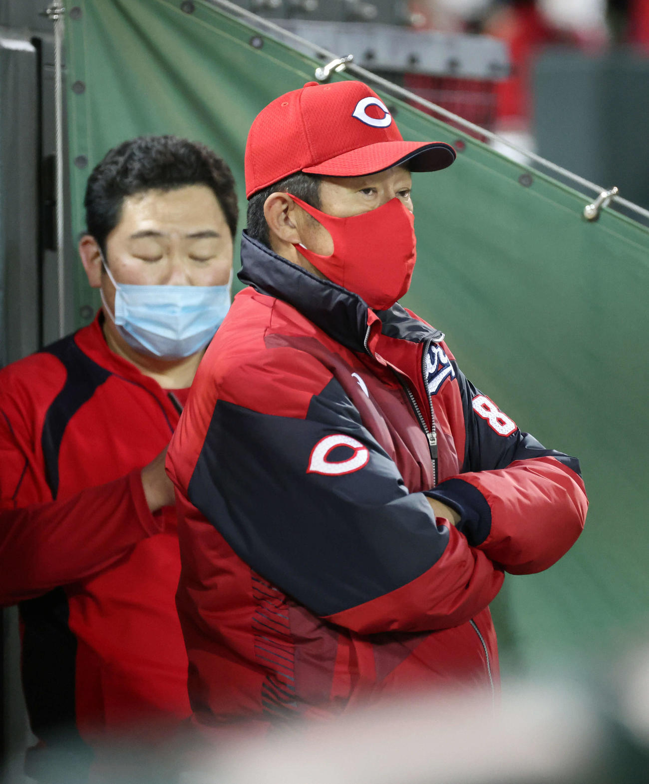 試合前、ベンチで腕組みをする佐々岡監督（2021年10月23日撮影）