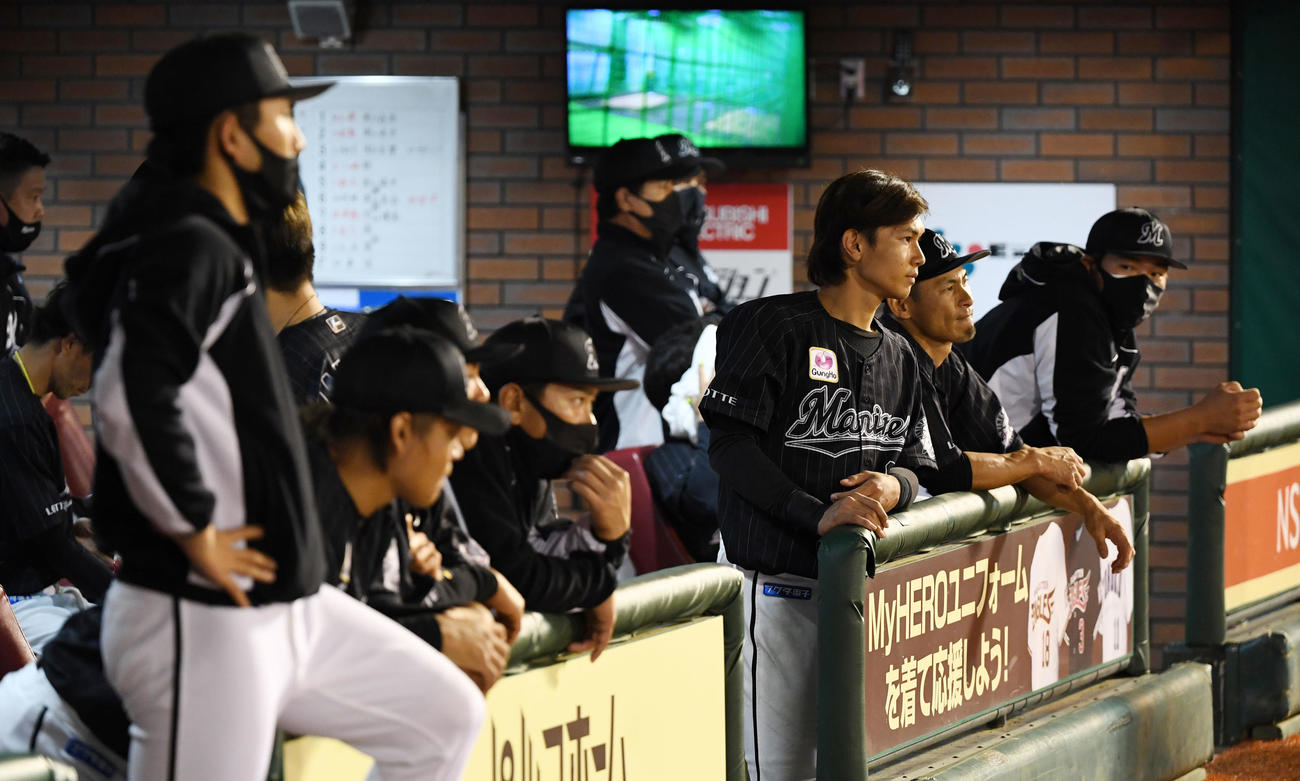 楽天対ロッテ　楽天に敗れ、リーグ優勝を逃し肩を落とすロッテナイン（撮影・横山健太）