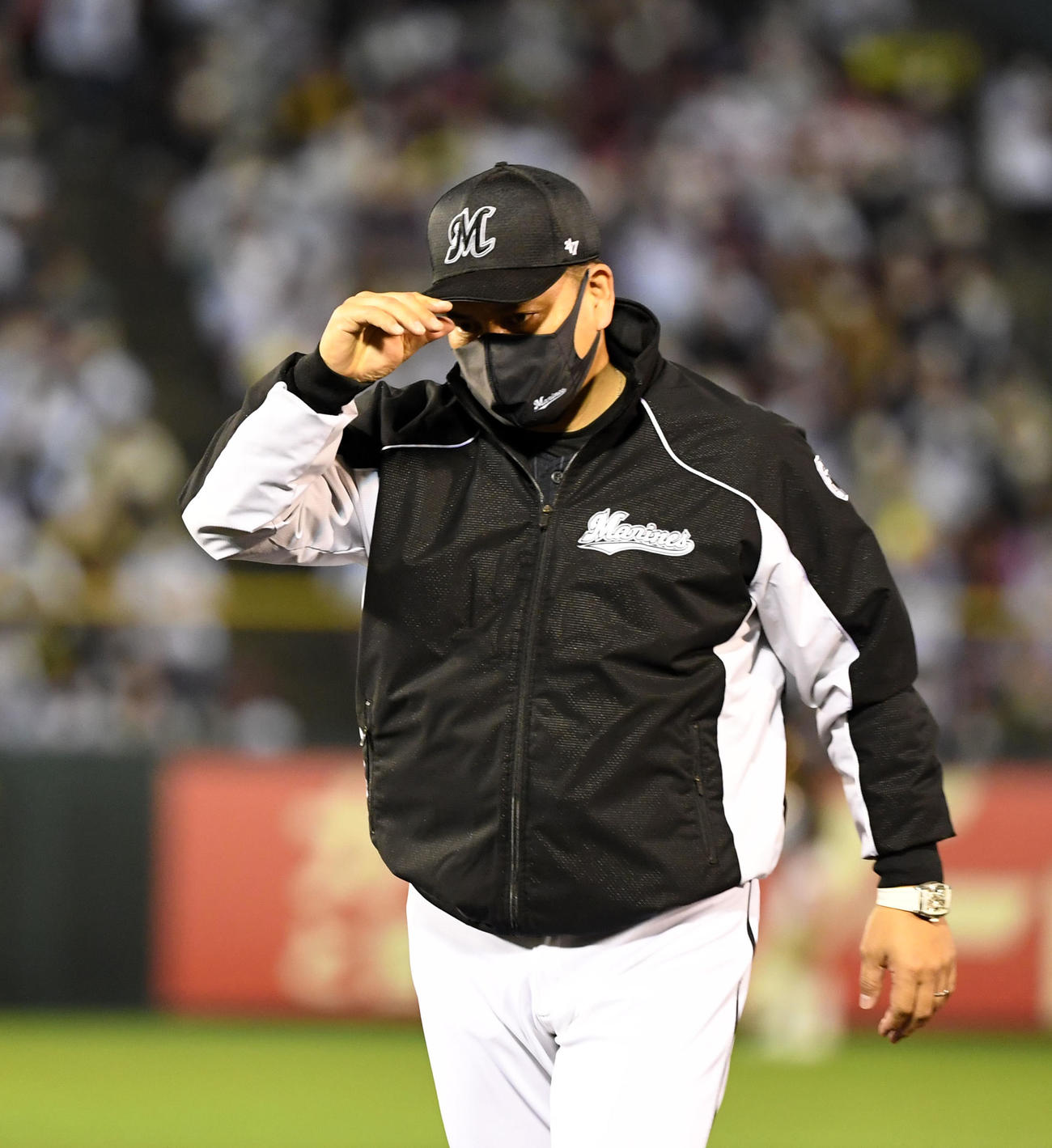 楽天対ロッテ　ファンにあいさつを終えてグラウンドを後にするロッテ井口監督（撮影・横山健太）