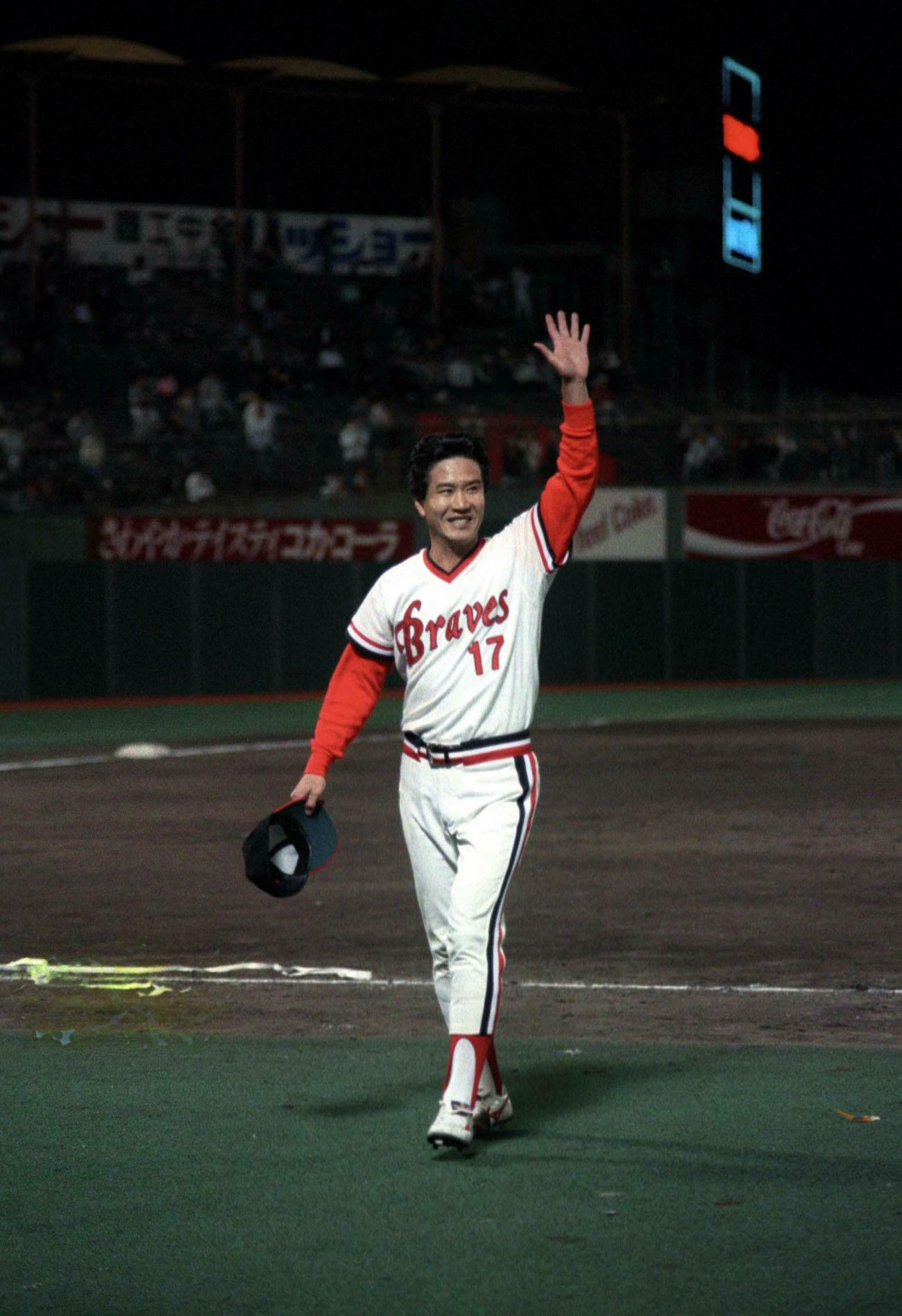 最後の登板でファンに手を振る山田久志（1988年10月23日撮影）