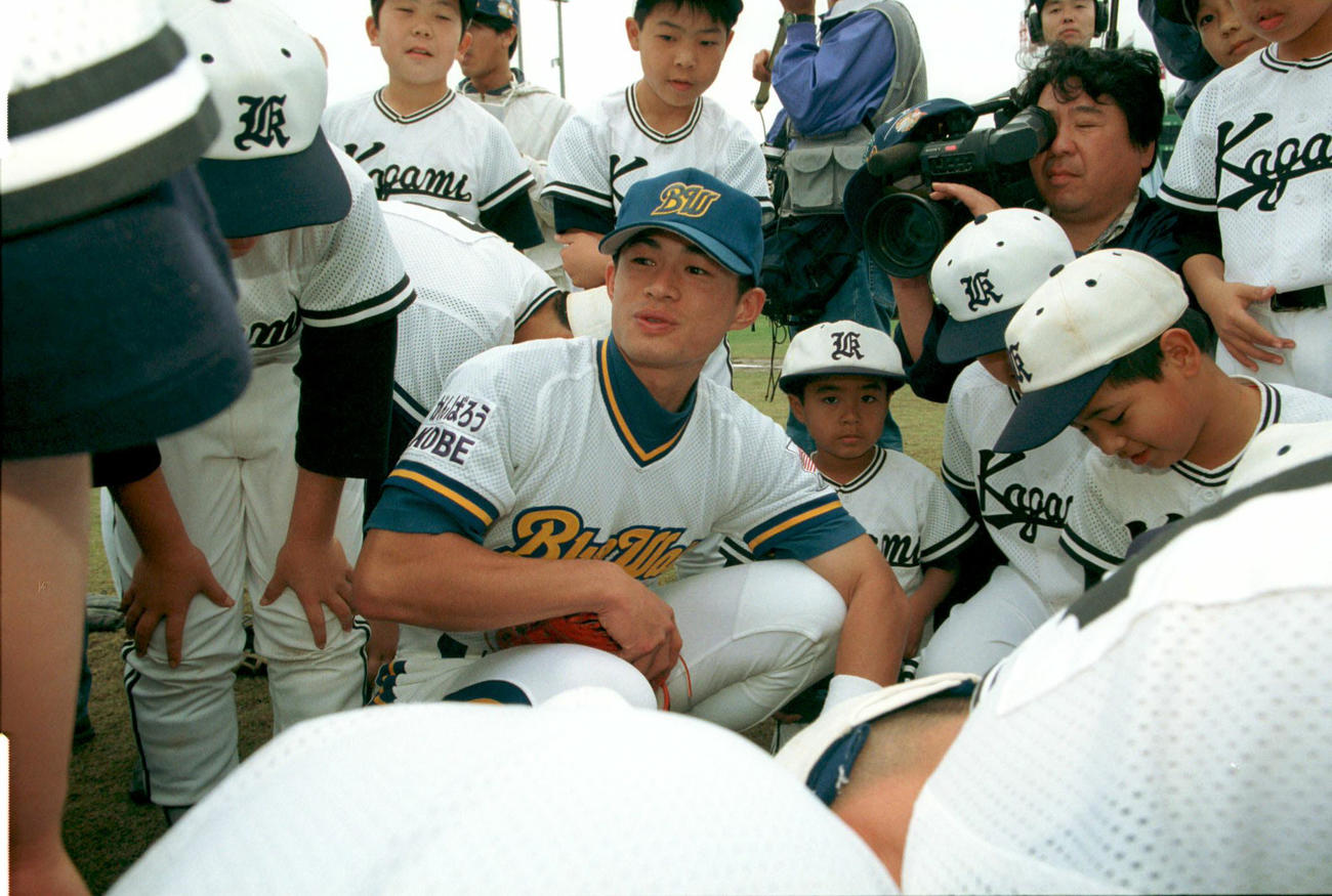 野球教室で選手たちに囲まれるオリックス・イチロー（1997年2月9日撮影）