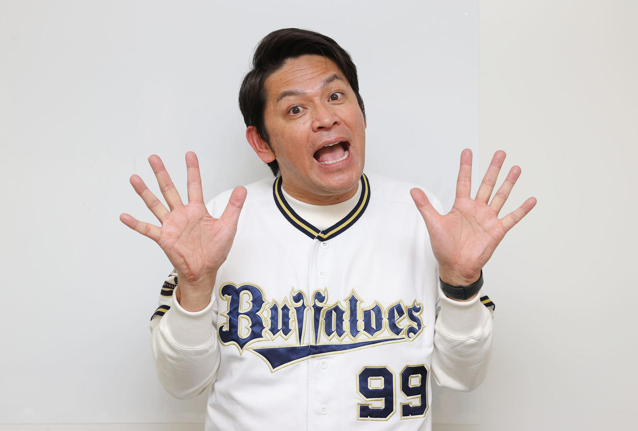 オリックスへの熱い思いを語りポーズを決める、ますだおかだの岡田圭右（撮影・前田充）