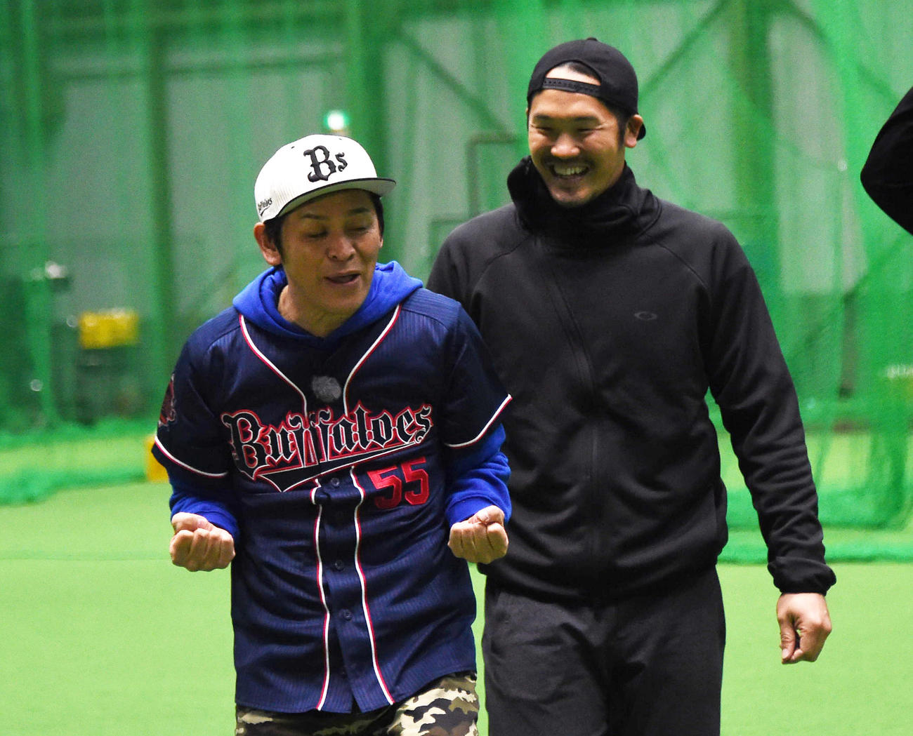 ますだおかだの岡田（左）とT－岡田は笑顔でテレビ収録をする（2017年1月13日撮影）