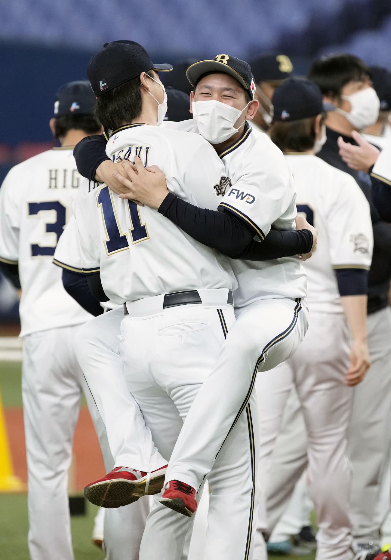 優勝し山崎福（左）に抱きついて喜ぶオリックス宮城（共同）