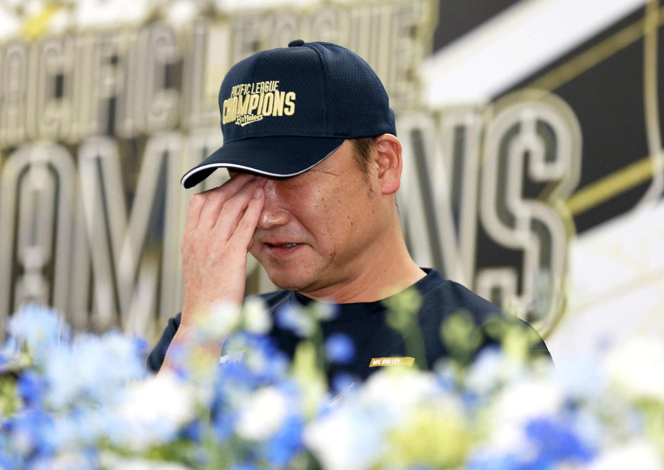 会見で目頭を押さえるオリックス中嶋監督（撮影・上山淳一）
