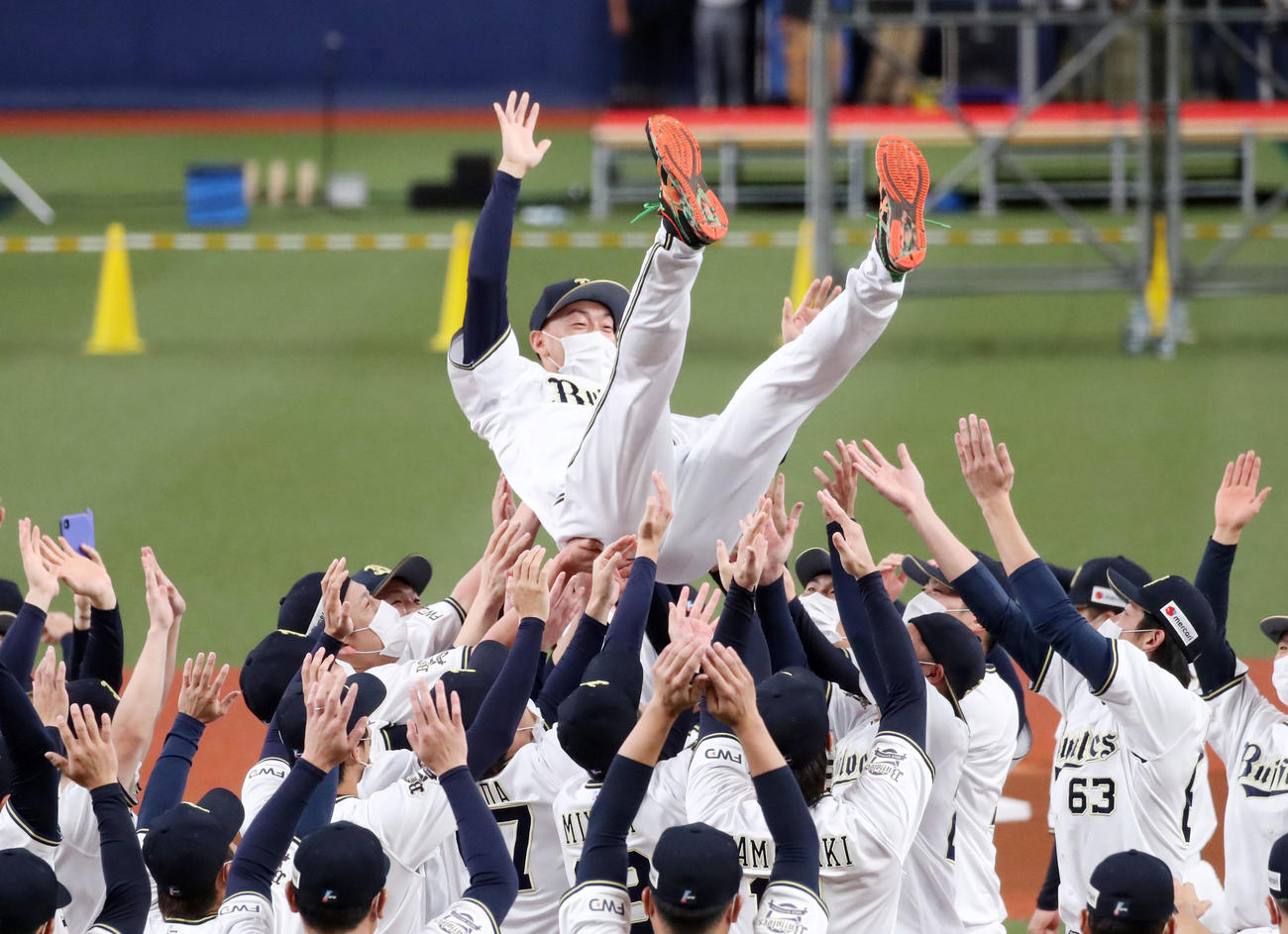 優勝を決めナインから胴上げされる平野佳（撮影・加藤哉）