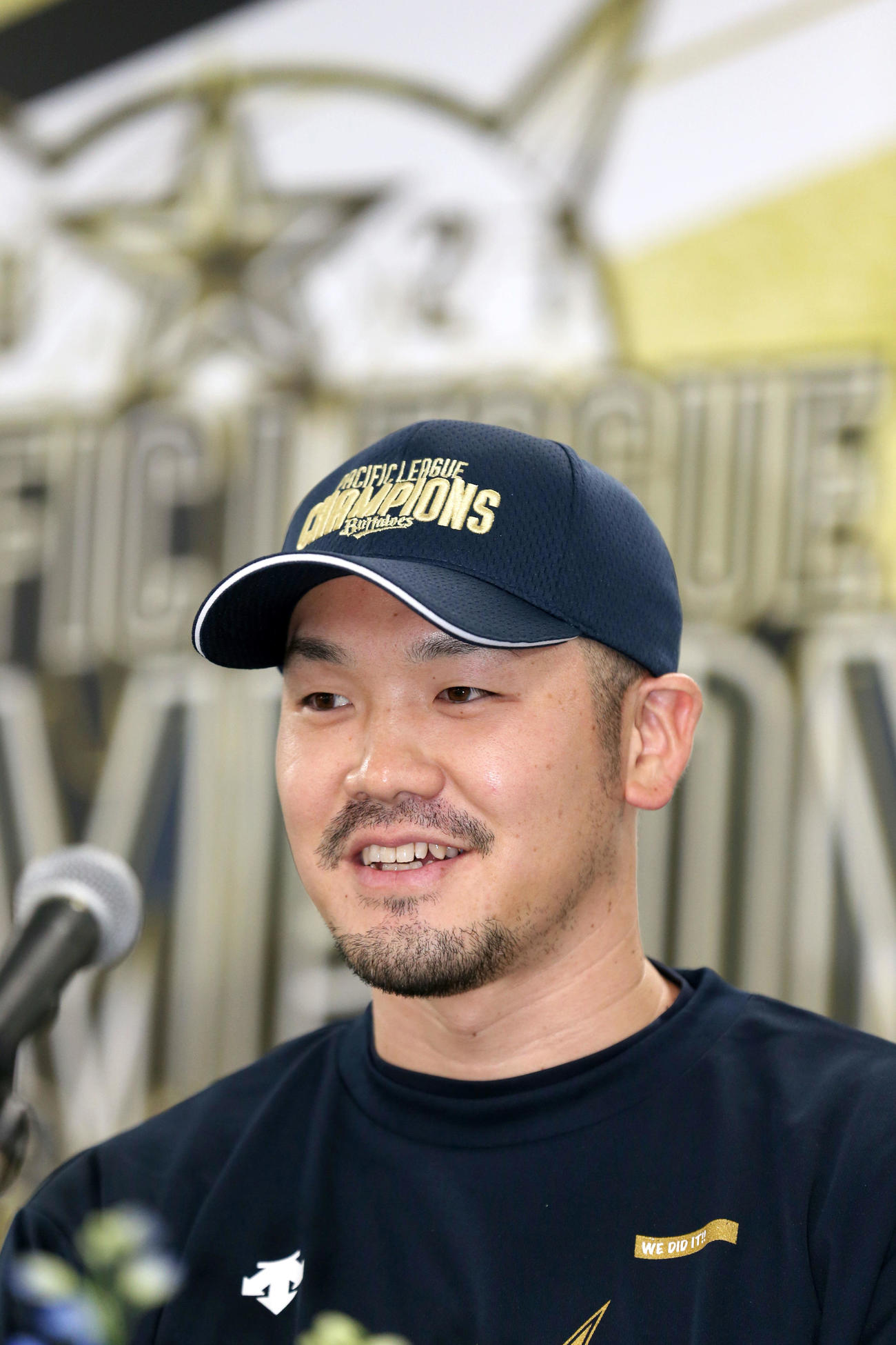 共同会見で笑顔を見せるオリックスT－岡田（撮影・上山淳一）