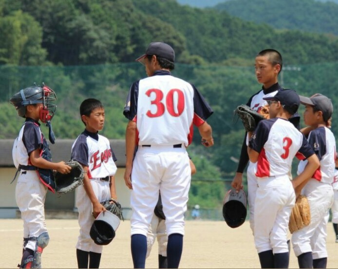 高岡第二イーグルスでプレーした小学生6年時の阪神ドラフト1位森木大智（右から3人目、石元恭一氏提供）