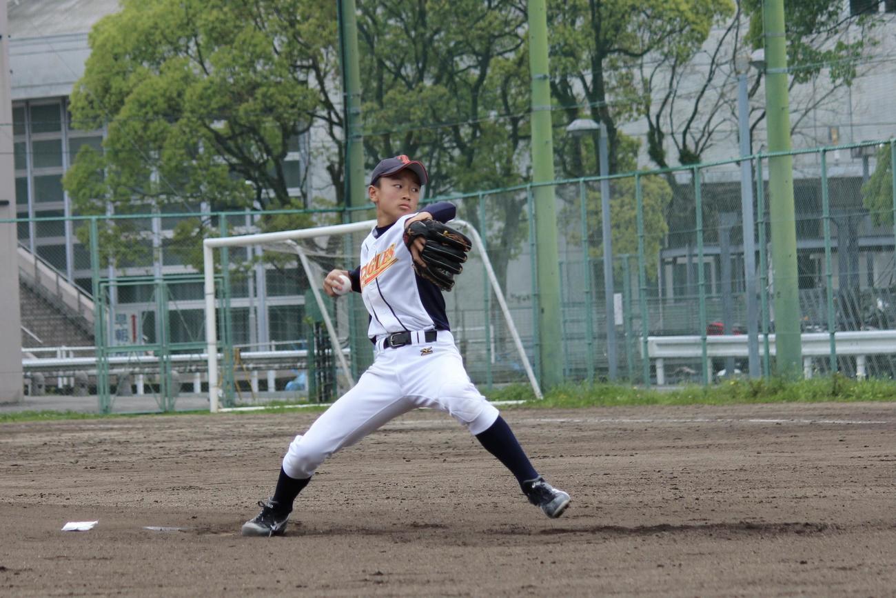 小学6年時、高岡第二イーグルスで投手を務め、力強い投球フォームの森木（石元恭一氏提供）