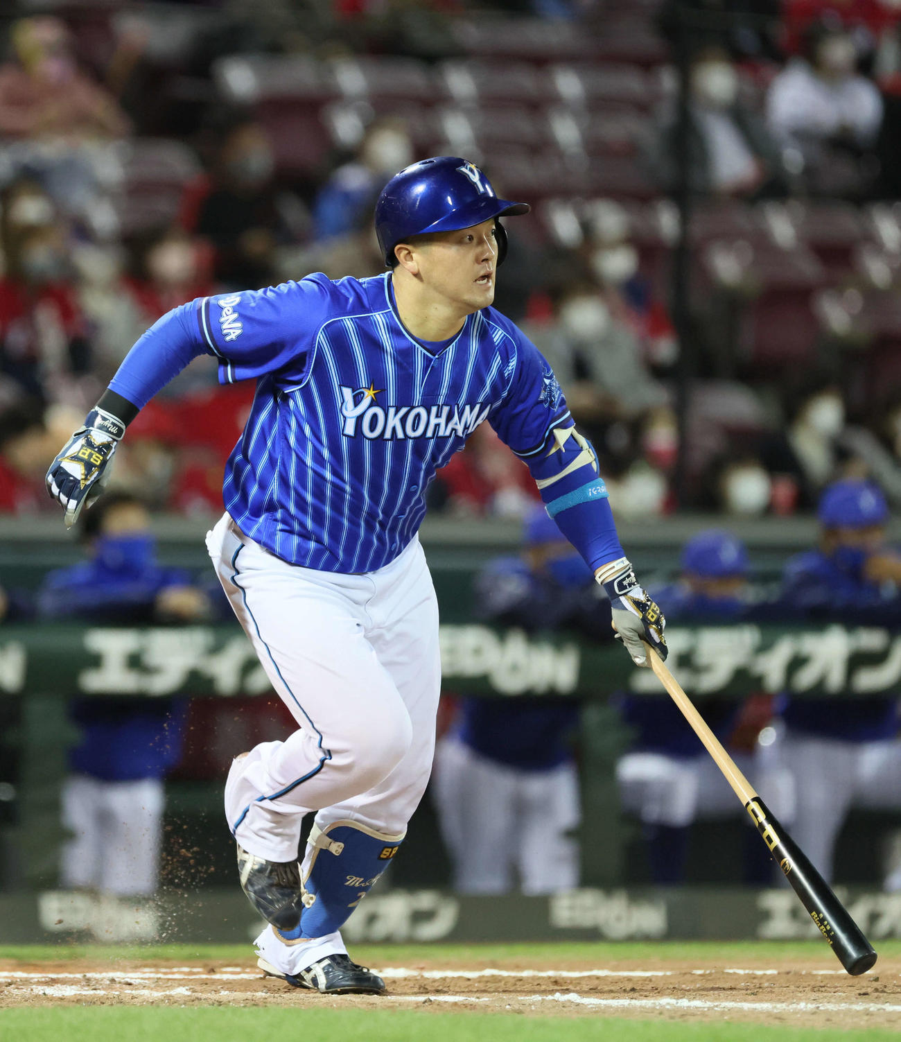 広島対DeNA 4回表DeNA無死一塁、牧は右前打を放つ（撮影・加藤孝規））