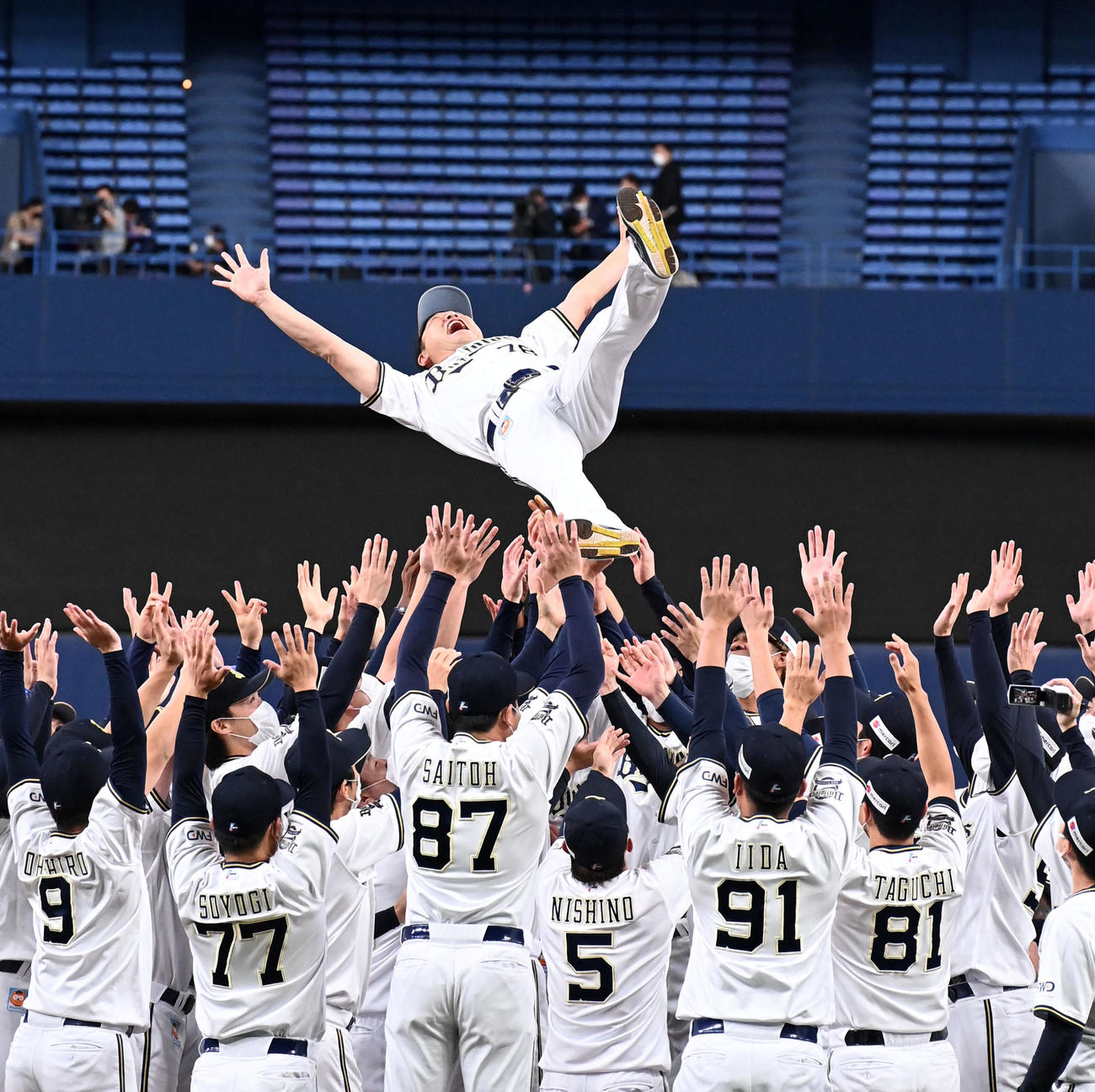 パ・リーグを制覇し、胴上げされるオリックス中嶋監督（撮影・前岡正明）