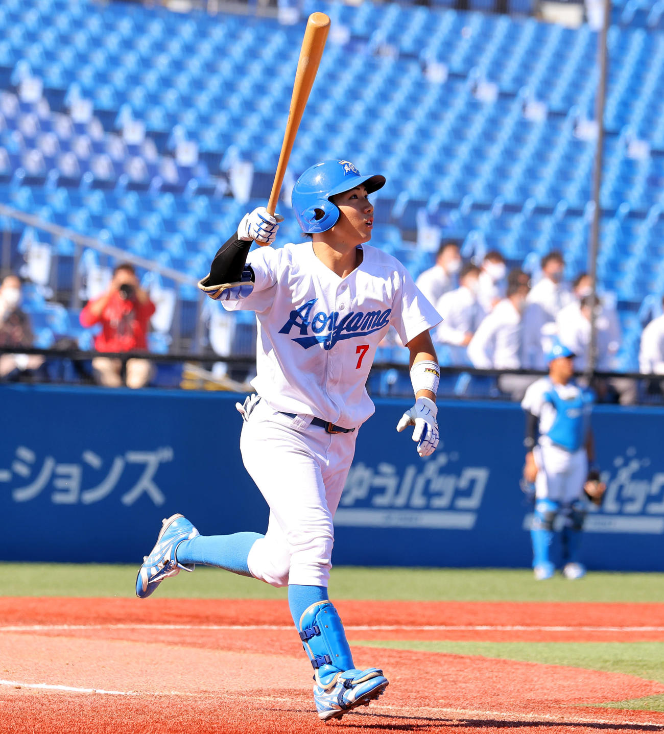 青学大対日大　9回表青学大2死、山田拓は右越えに勝ち越しソロ本塁打を放つ（撮影・浅見桂子）