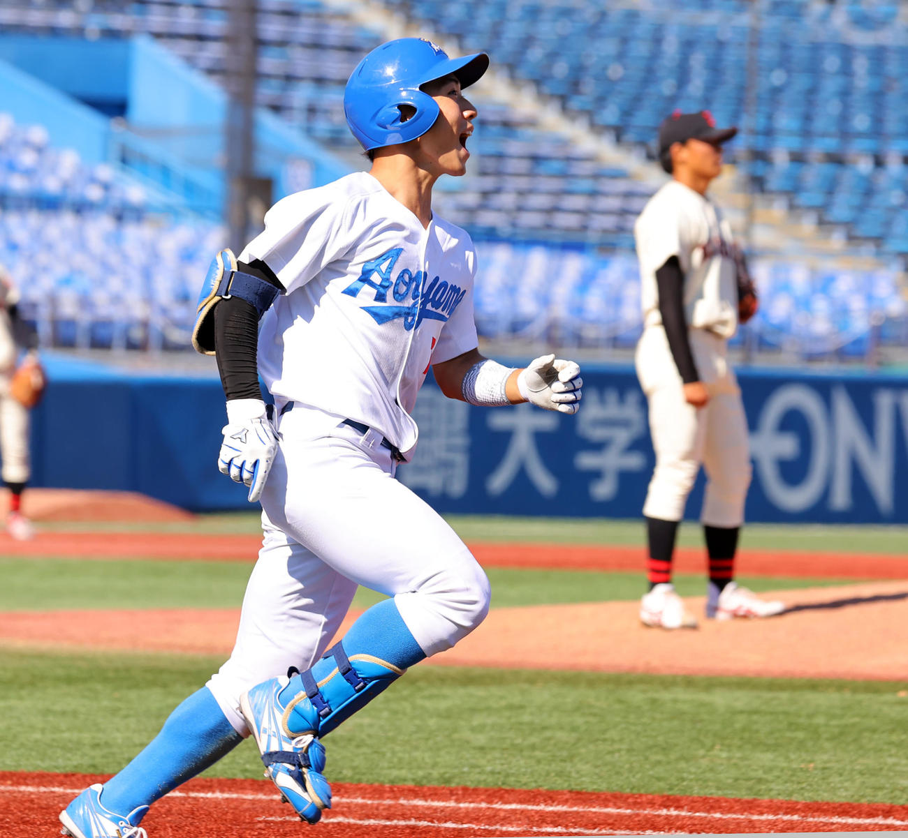 青学大対日大　9回表青学大2死、山田拓は右越えに勝ち越しソロ本塁打を放ち雄たけびを上げる。投手岸川（撮影・浅見桂子）