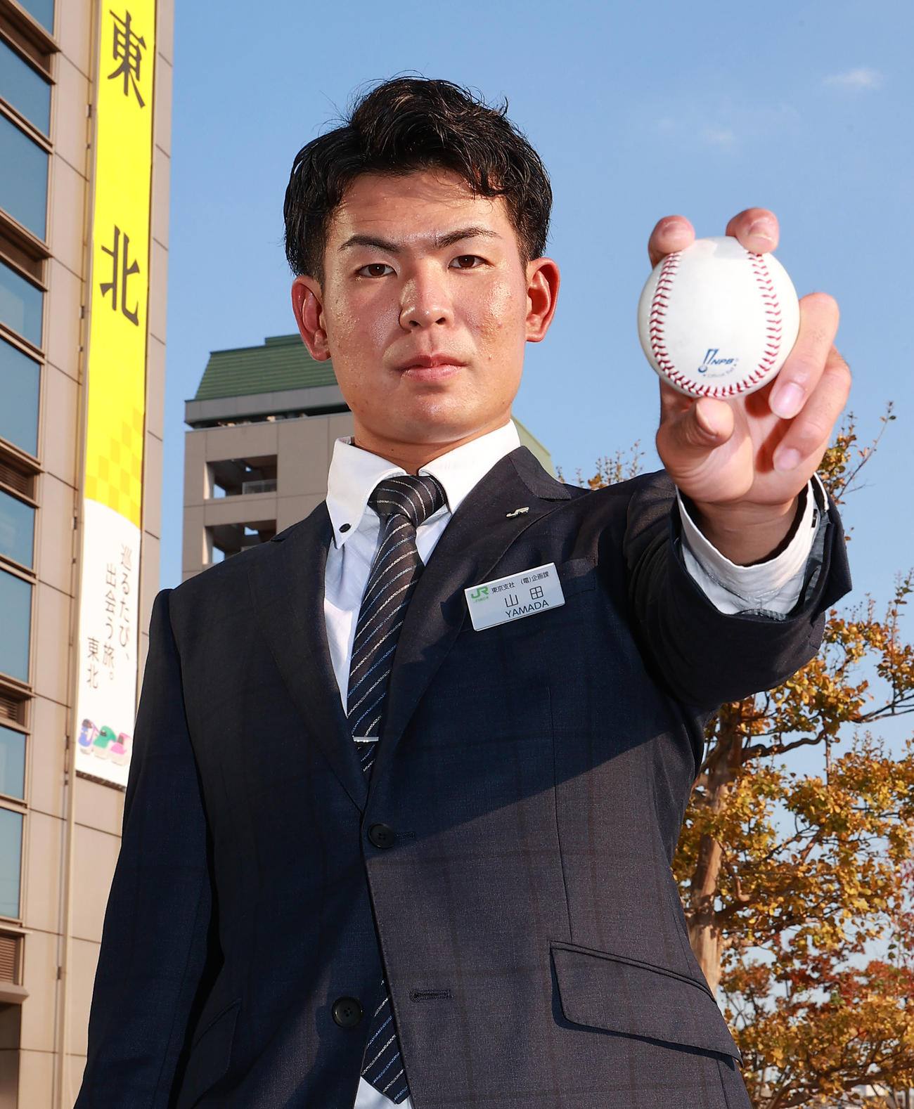 JR東日本・山田は、巨人の指名あいさつを受け、NPB公式球を手に引き締まった表情を見せる（撮影・野上伸悟）