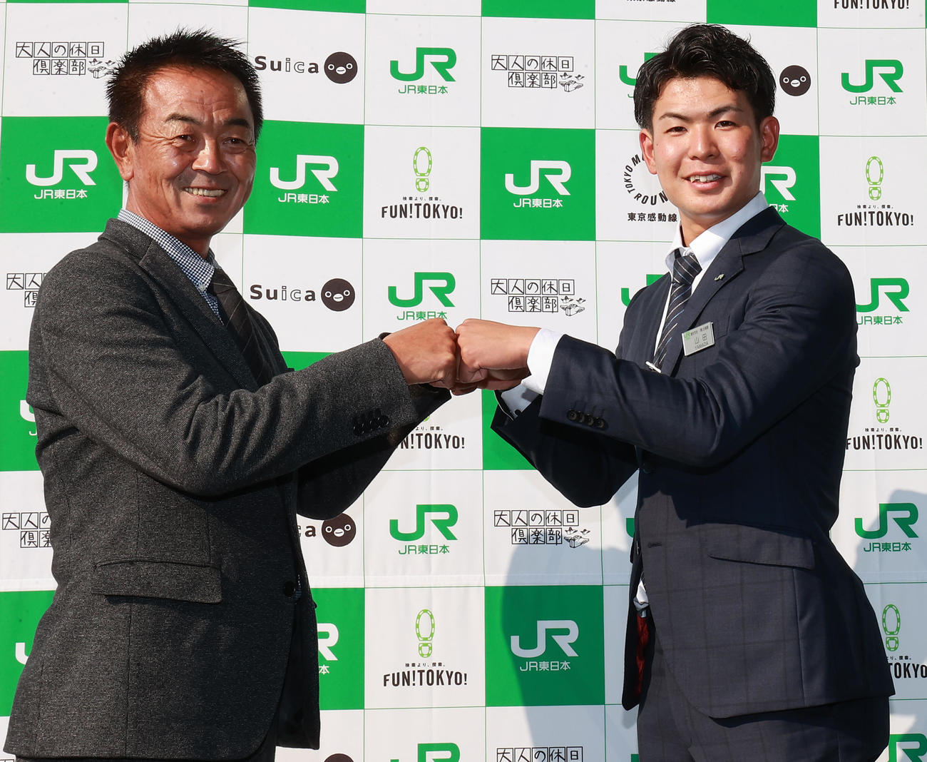 巨人ドラフト2位のJR東日本・山田（右）は、指名あいさつを受け巨人水野スカウト部長とグータッチ（撮影・野上伸悟）
