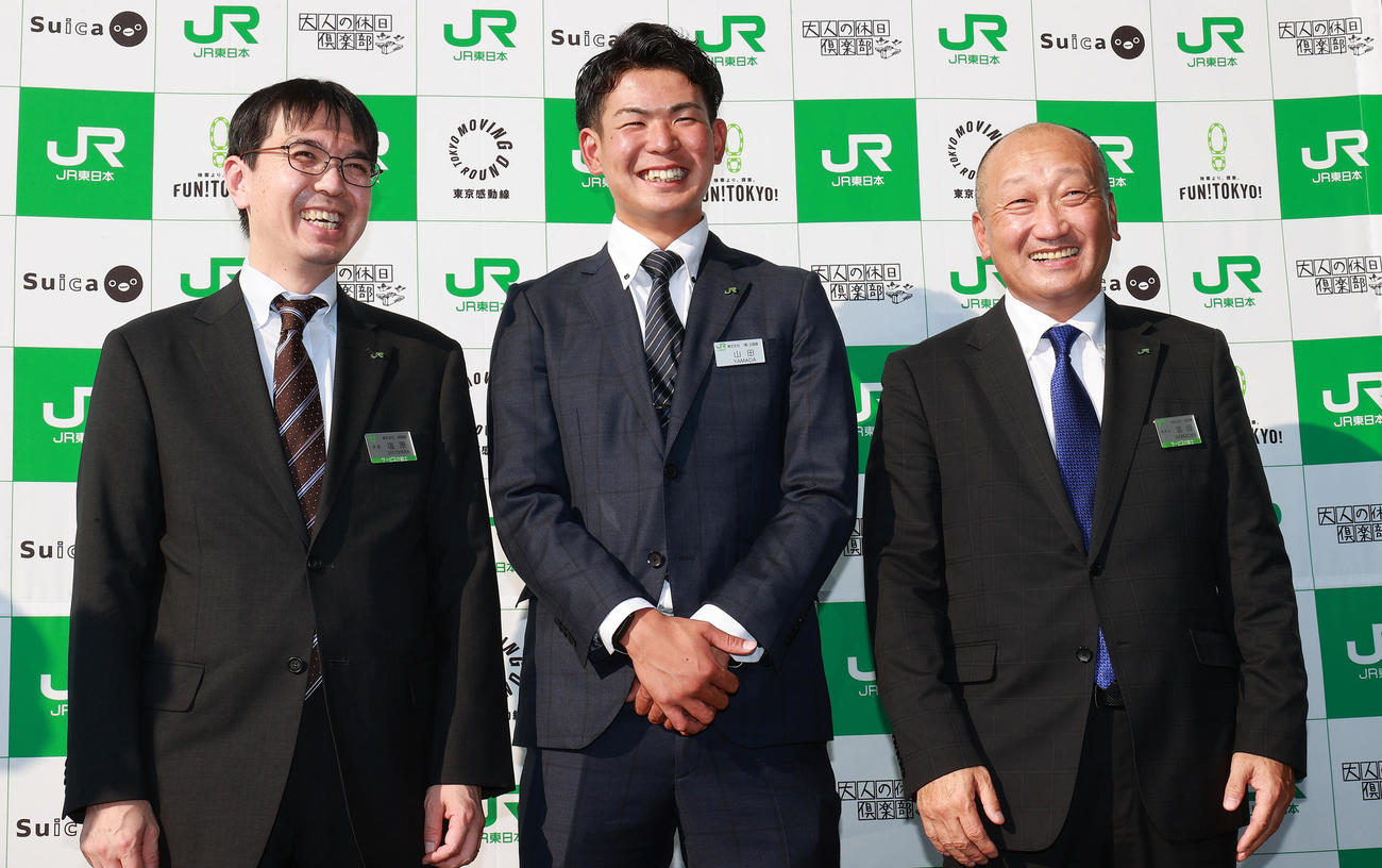 巨人ドラフト2位のJR東日本・山田（中央）は、巨人からの指名あいさつを終え、JR東日本・塩原部長（左）、浜岡監督と並んで笑顔（撮影・野上伸悟）