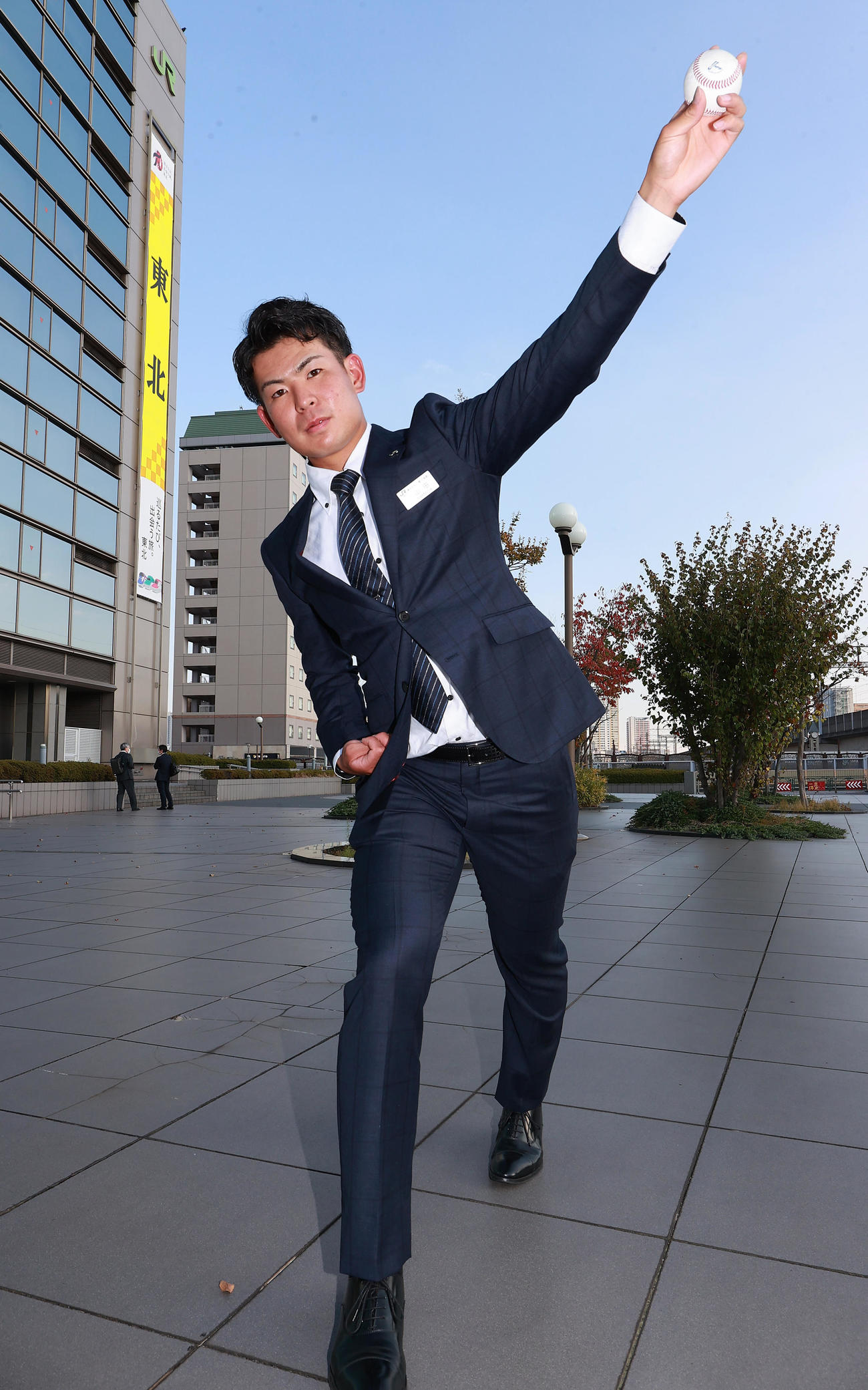 JR東日本・山田は、巨人の指名あいさつを受け、NPB公式球を手に投球フォームを披露（撮影・野上伸悟）