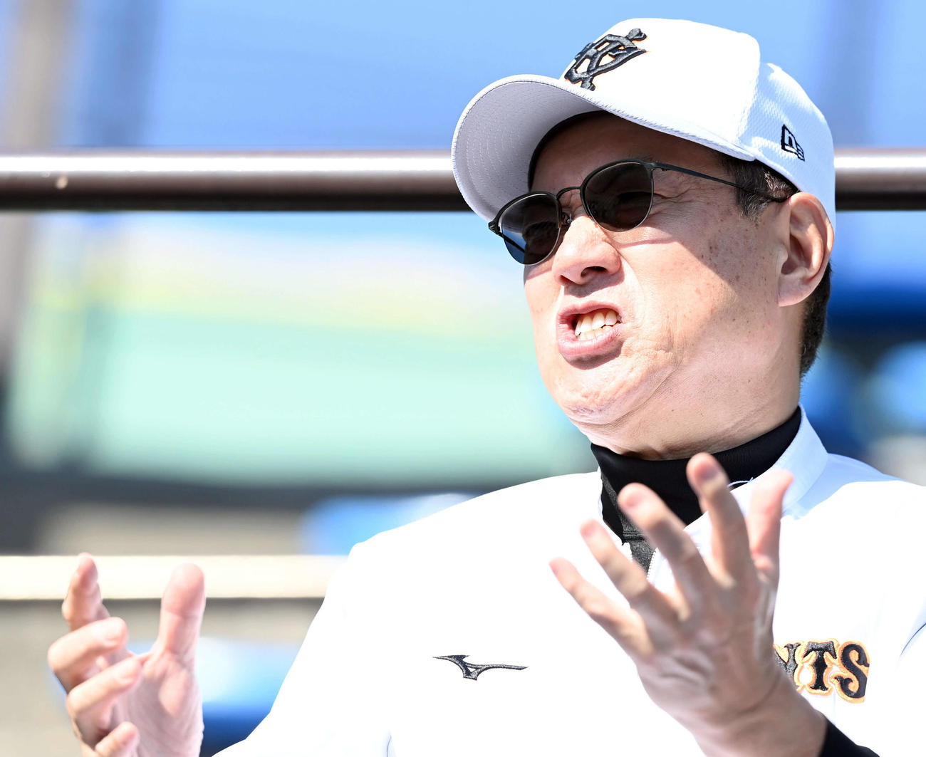 記者の質問に身ぶり手ぶりを交え答える巨人原監督（撮影・たえ見朱実）