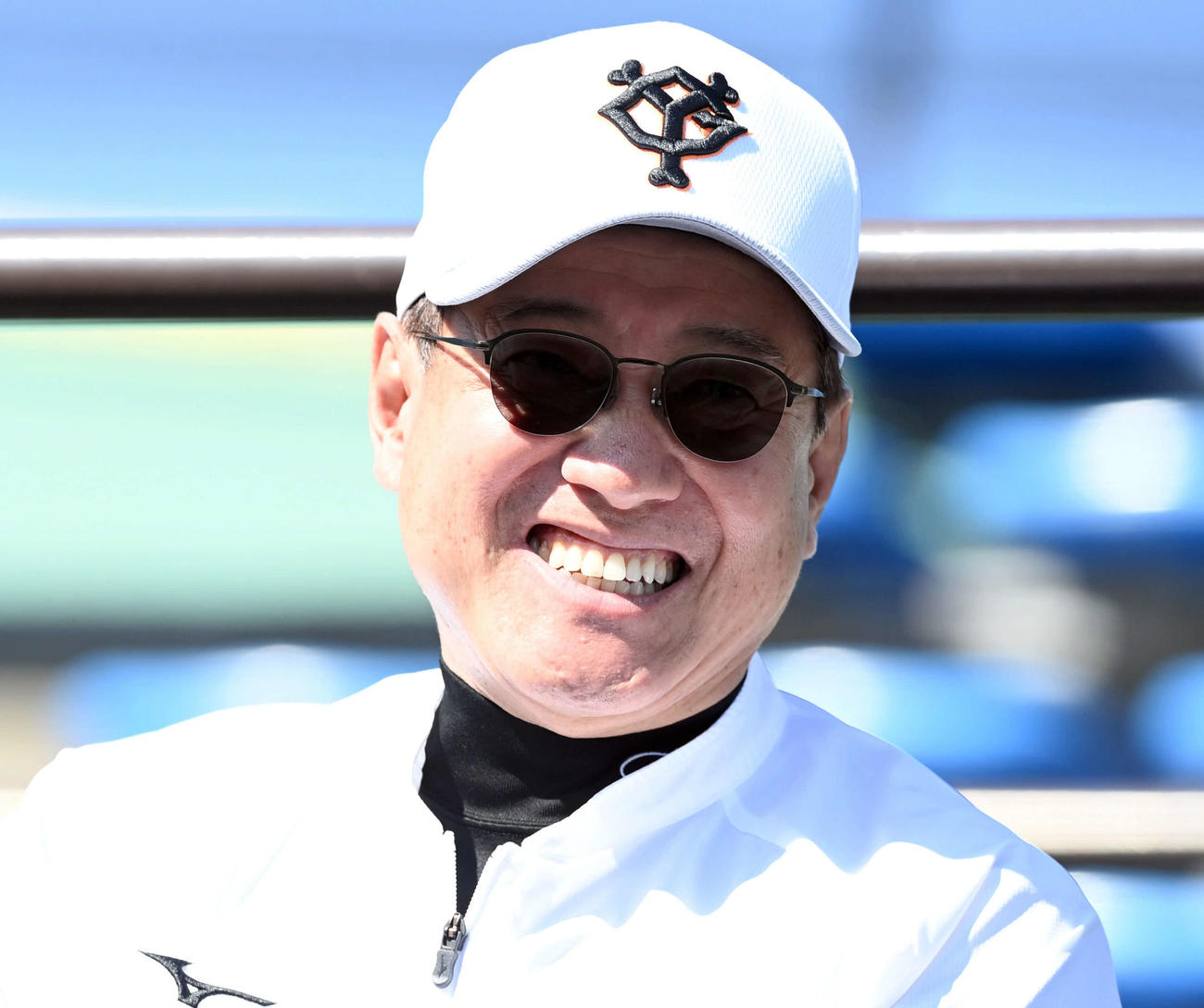記者の質問に笑顔を見せる巨人原監督（撮影・たえ見朱実）