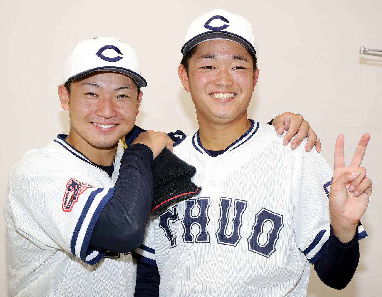 国学院大対中大　2安打完封の好投を見せた中大石田裕（右）を笑顔で労う古賀（撮影・浅見桂子）