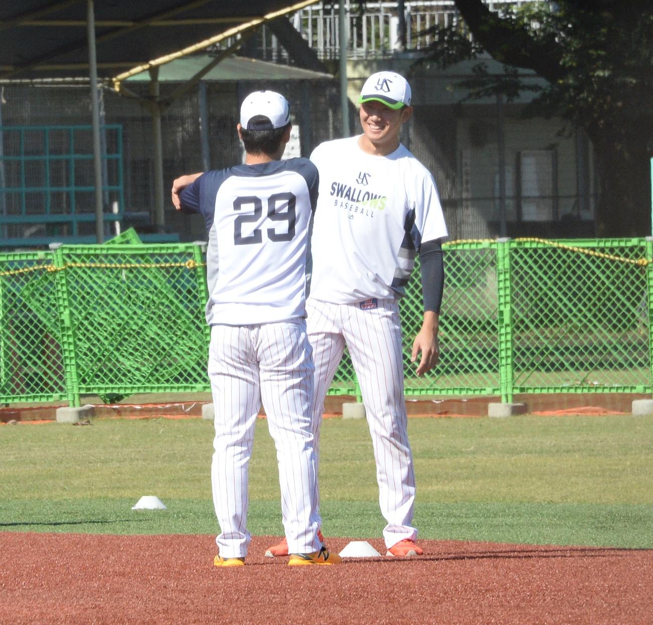 練習中、ヤクルト奥川（右）は小川と笑顔で話す（撮影・鈴木正章）