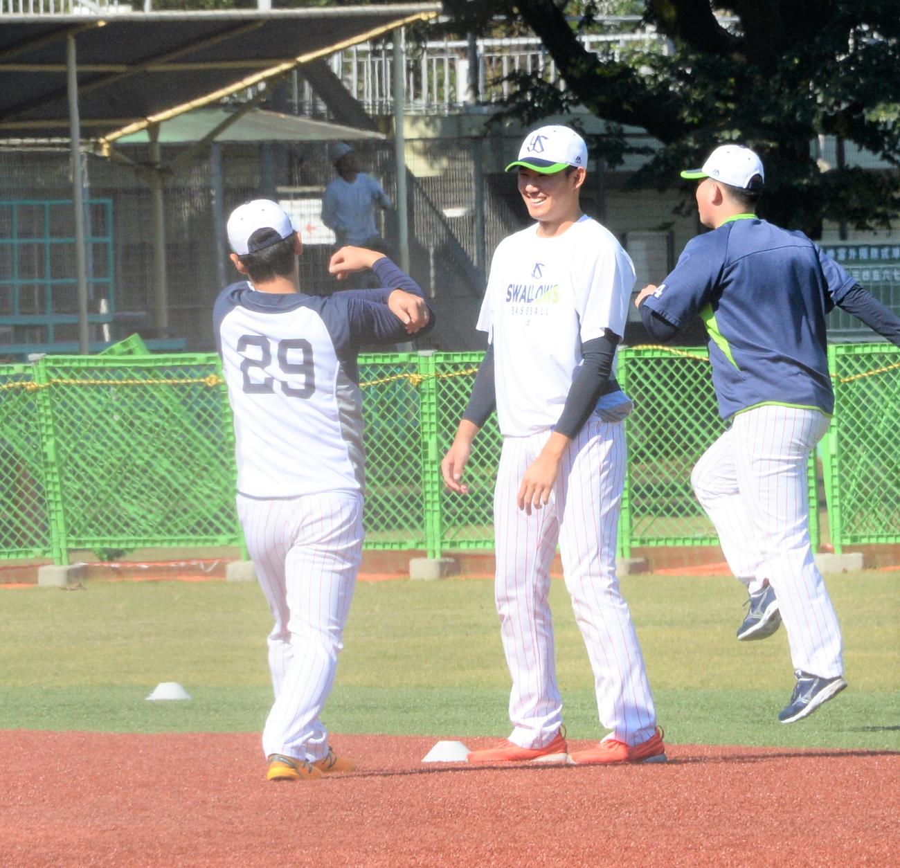 ヤクルト奥川（中央）は小川と笑顔で話す（撮影・鈴木正章）