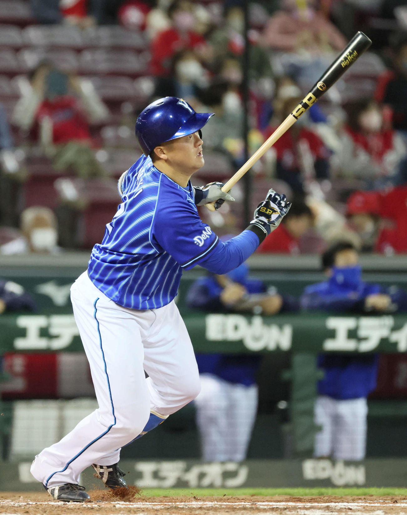 広島対DeNA 4回表DeNA無死一塁、牧は右前打を放つ（撮影・加藤孝規））