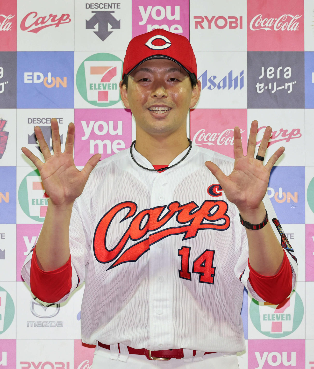広島対DeNA　お立ち台で両手を広げて10勝を表す大瀬良