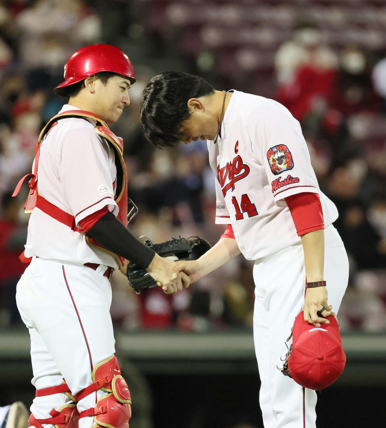広島対DeNA　完封勝利を挙げた大瀬良（右）は会沢と握手を交わし頭を下げる（撮影・加藤孝規））