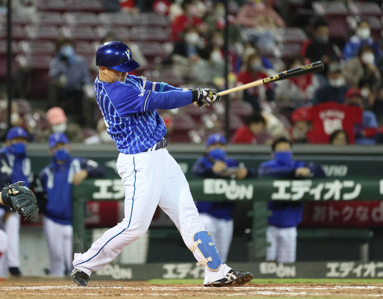 広島対DeNA 4回表DeNA無死一塁、牧は右前打を放つ（撮影・加藤孝規））