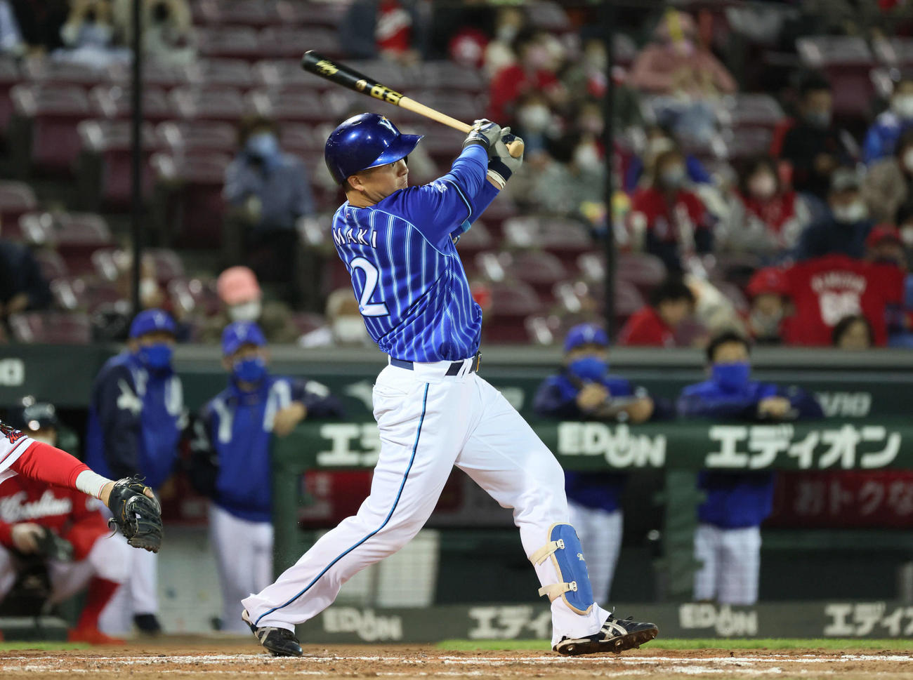 広島対DeNA 4回表DeNA無死一塁、牧は右前打を放つ（撮影・加藤孝規））