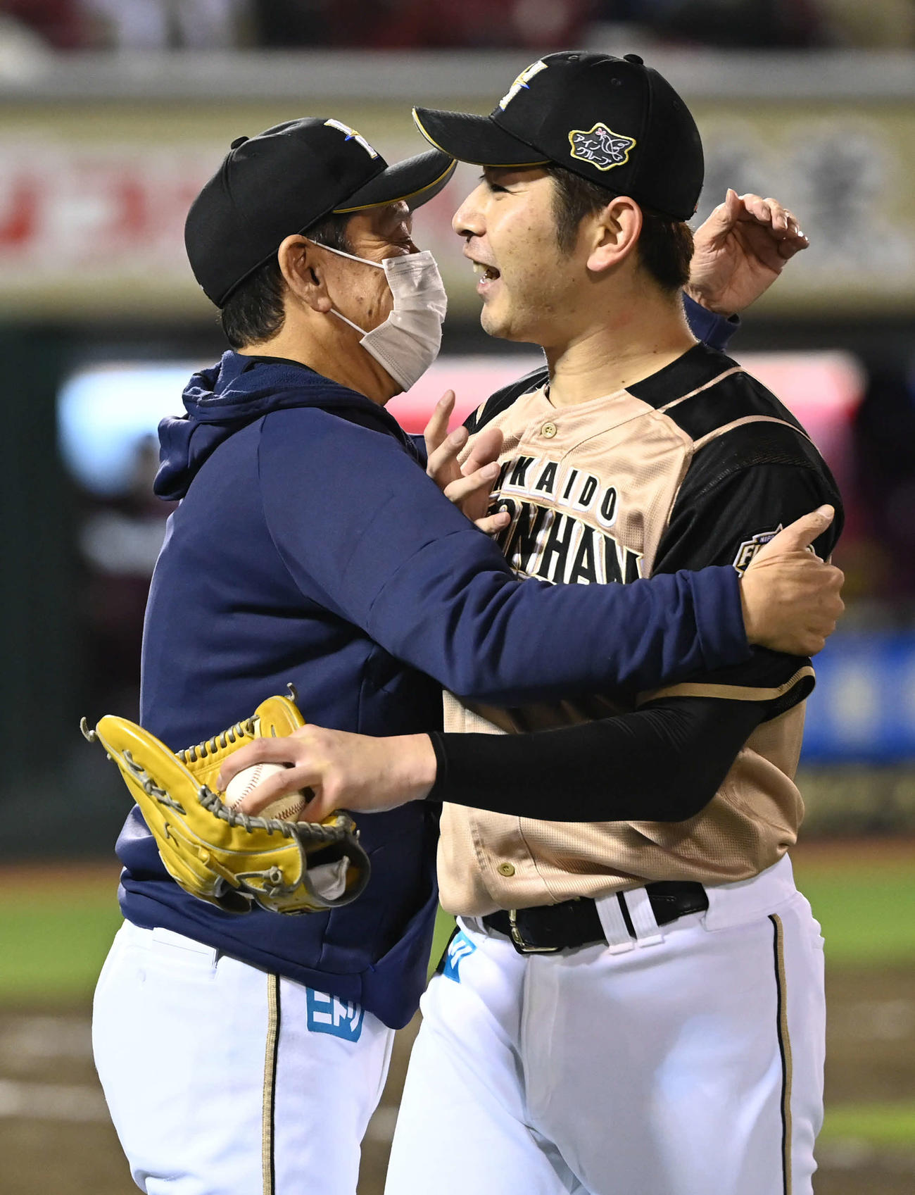 楽天対日本ハム　初完封で5勝目を挙げた日本ハム加藤（右）は栗山監督に抱きつかれる（2021年10月18日撮影）
