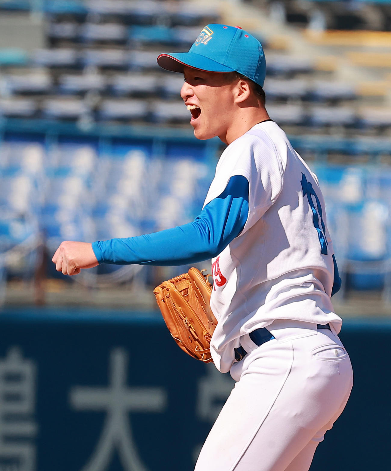日大対青学大　初完封勝利を挙げ喜ぶ青学大・北村（撮影・野上伸悟）