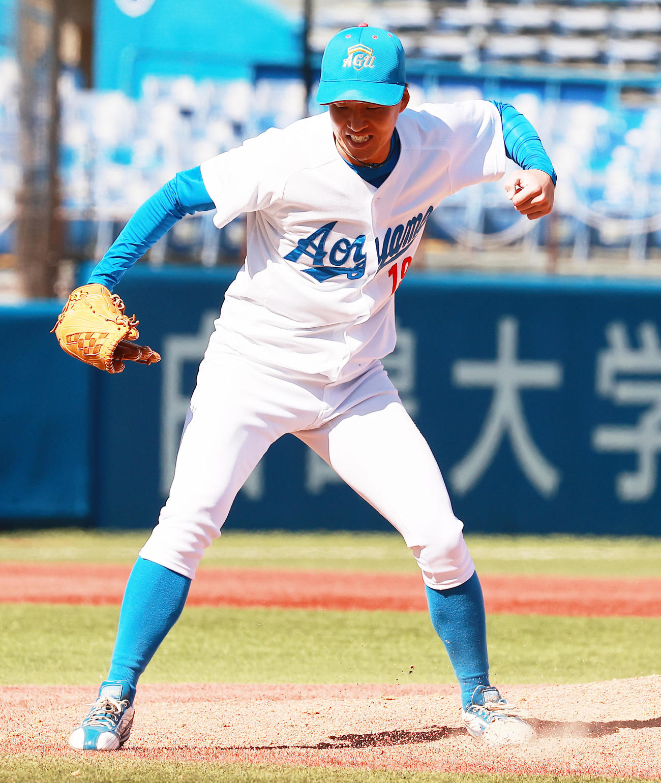 日大対青学大　初完封勝利を挙げ喜ぶ青学大・北村（撮影・野上伸悟）