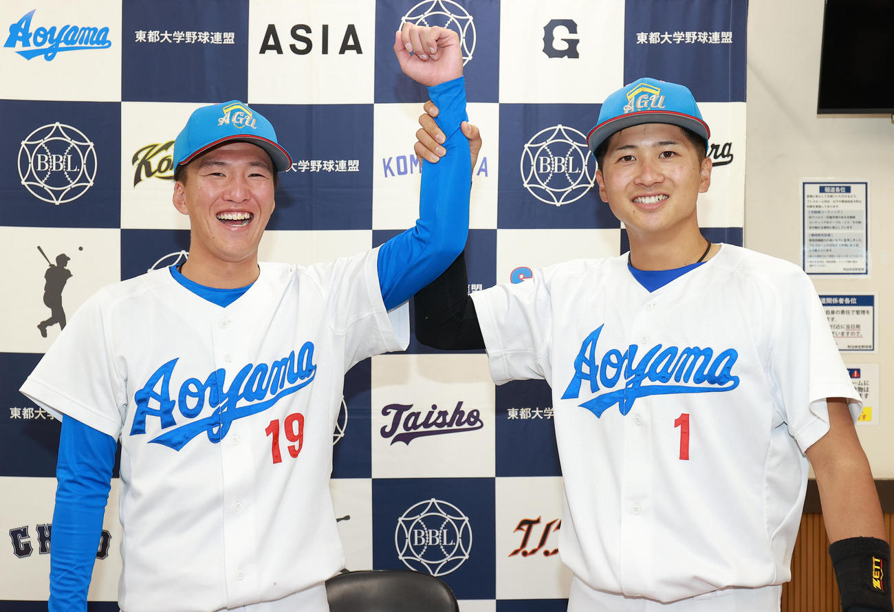 日大対青学大　初完封勝利を挙げた青学大・北村（左）は泉口主将にたたえられ笑顔（撮影・野上伸悟）