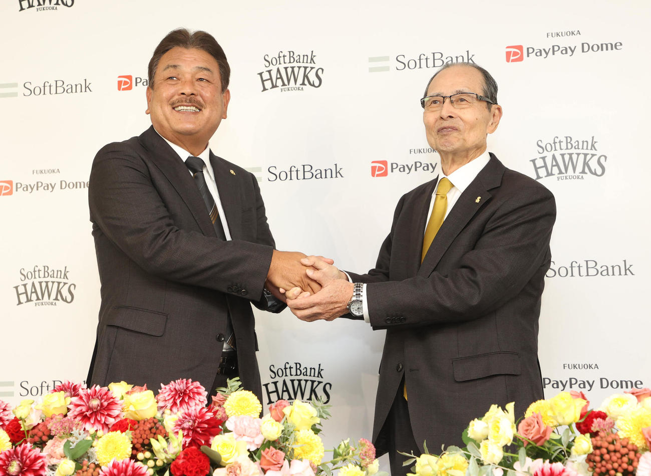会見で笑顔を見せる藤本博史新監督（左）と王貞治球団会長兼特別チームアドバイザー（撮影・現場代表）