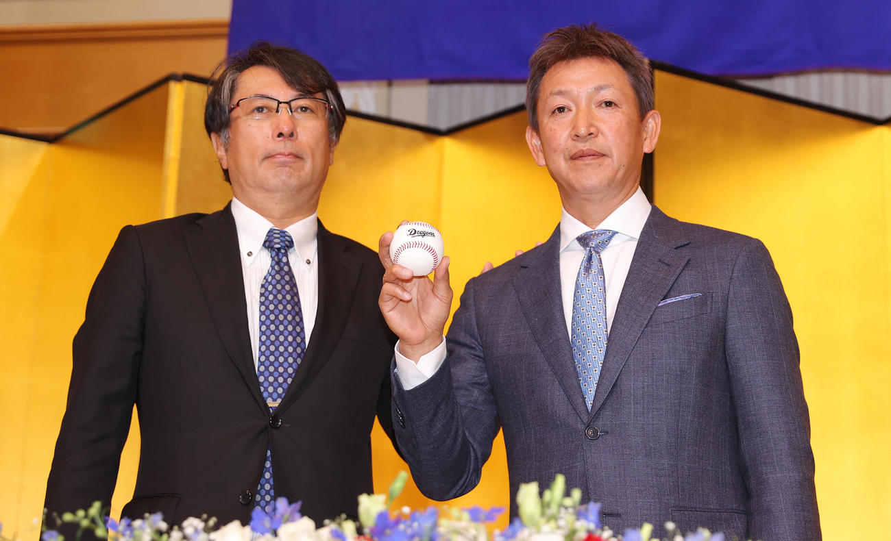 就任会見で中日大島オーナー（左）と写真に納まる立浪新監督（撮影・前田充）