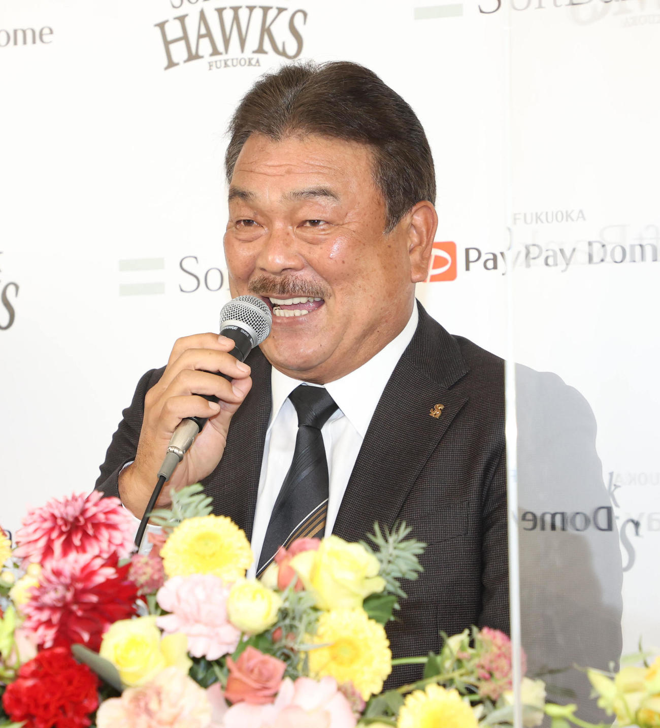 会見で話をする藤本博史新監督（撮影・現場代表）＝2021年10月29日、福岡ペイペイドーム