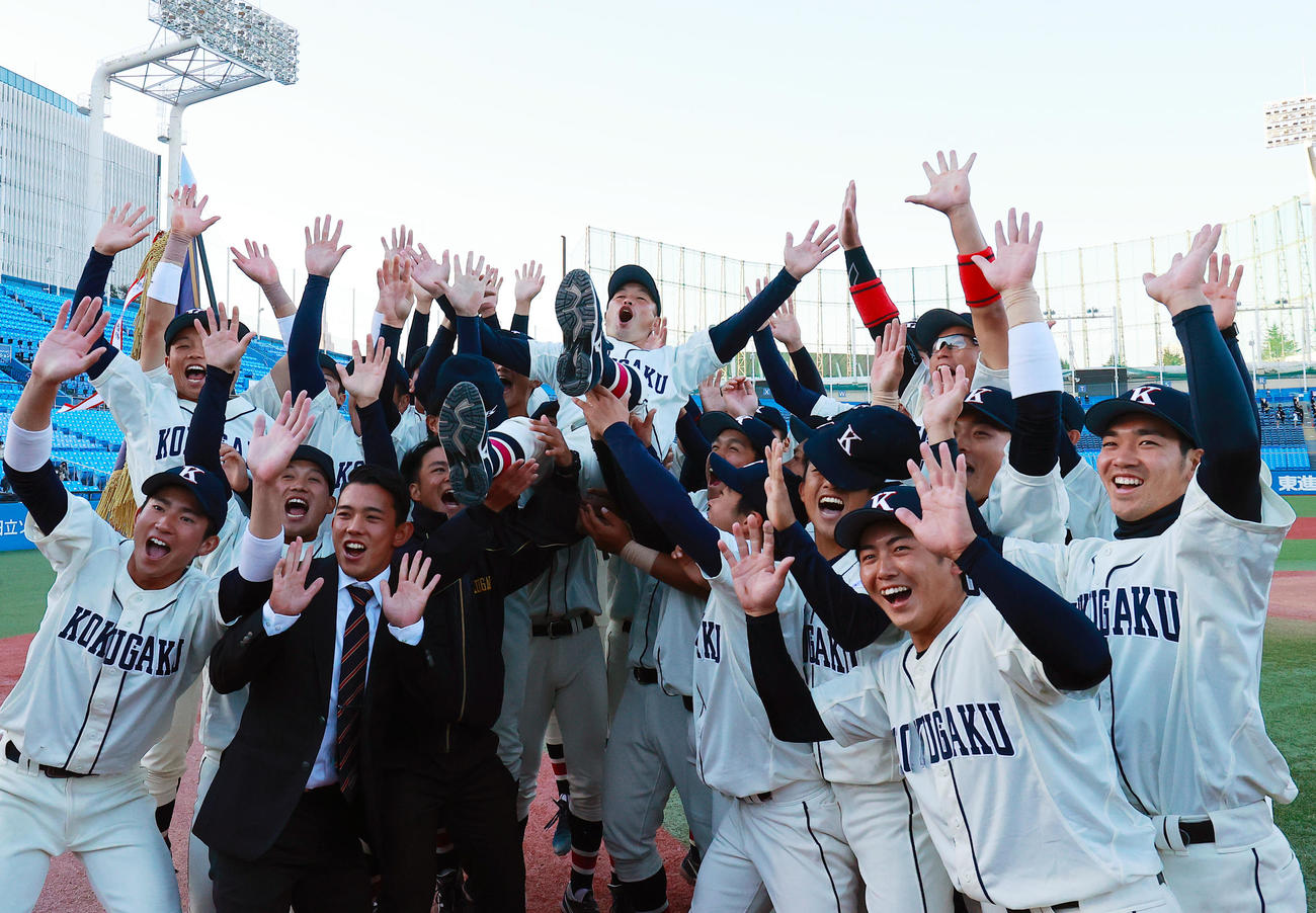中大対国学院大　優勝し選手から胴上げされる国学院大・鳥山監督（撮影・野上伸悟）
