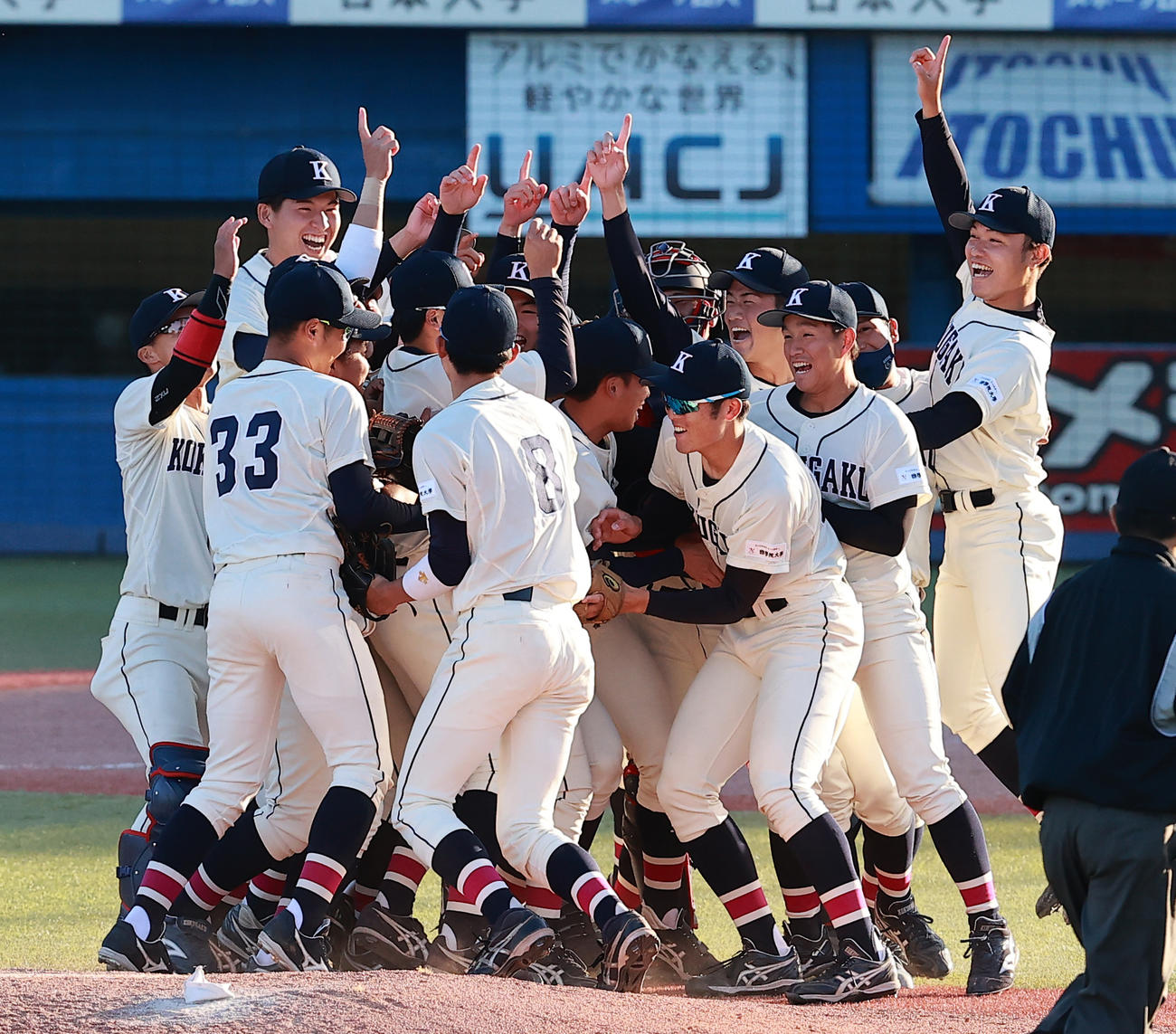 中大対国学院大　優勝し喜ぶ国学院大の選手たち（撮影・野上伸悟）