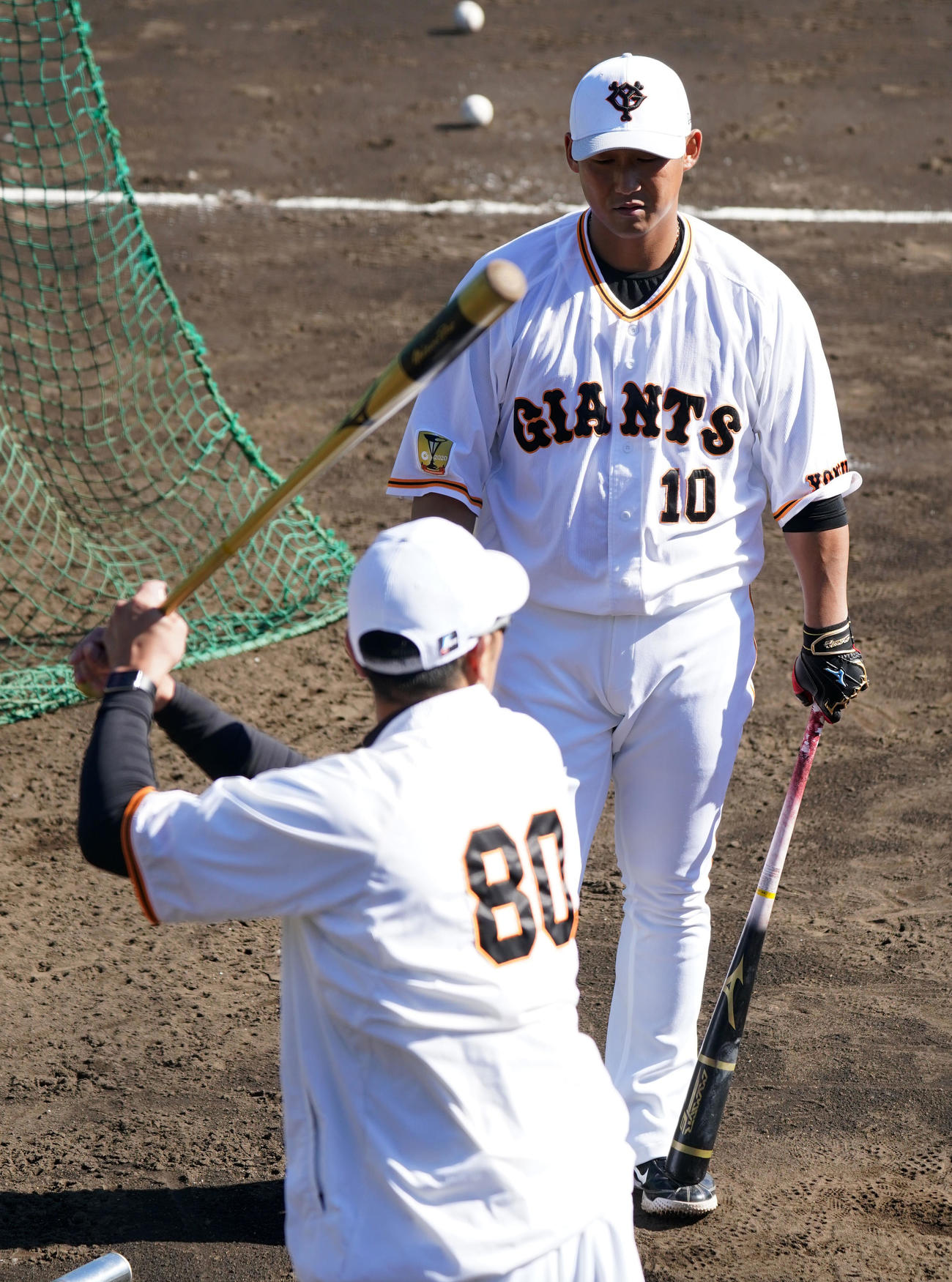 巨人阿部コーチ（左）から打撃指導を受ける中田（撮影・横山健太）